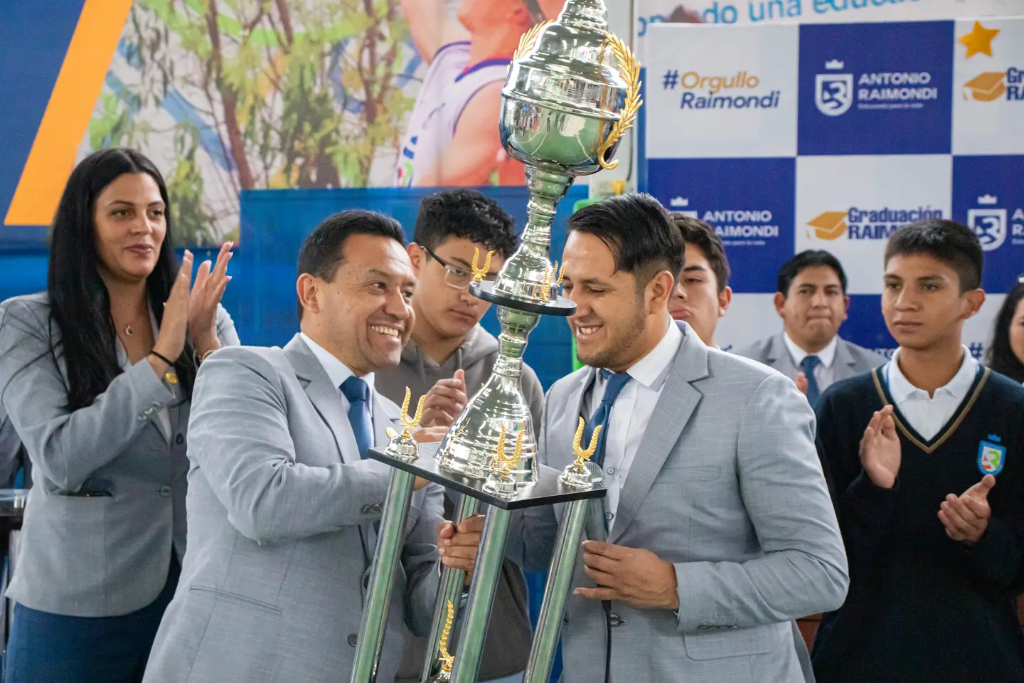 Premiación con la copa institucional