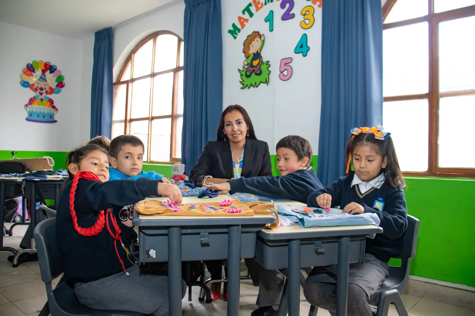 Directora con estudiantes