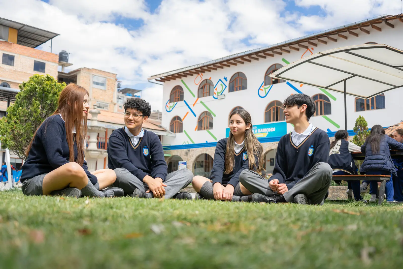 Estudiantes de secundaria conversando en el patio del colegio