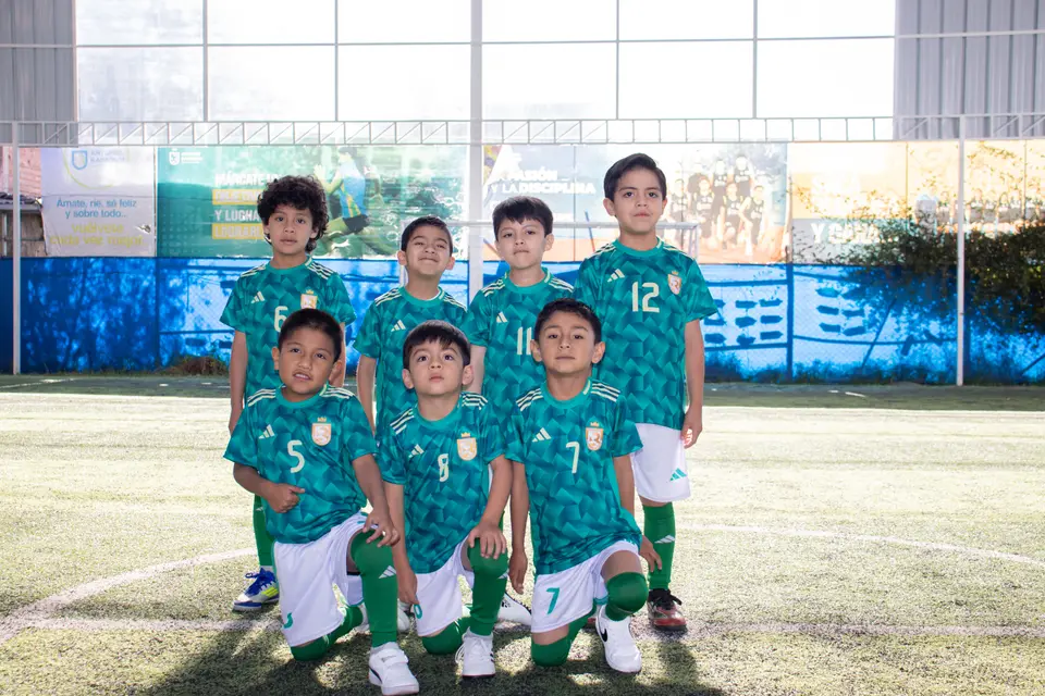 Selección de fútbol del colegio en la cancha